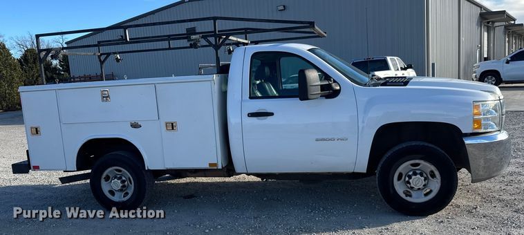 image for item ET4387 2010 Chevrolet Silverado 2500HD utility bed pickup truck