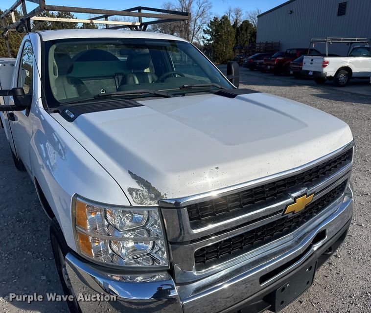 image for item ET4387 2010 Chevrolet Silverado 2500HD utility bed pickup truck