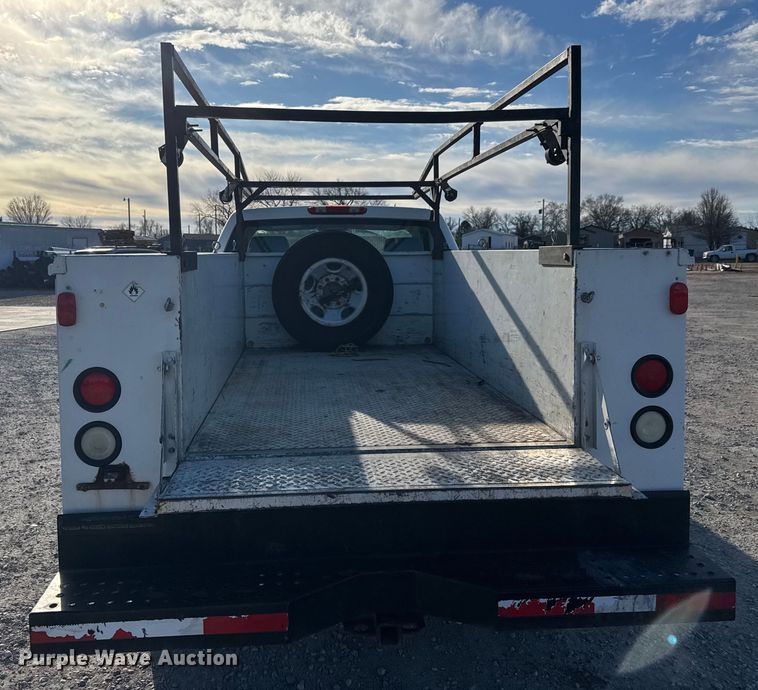 image for item ET4387 2010 Chevrolet Silverado 2500HD utility bed pickup truck