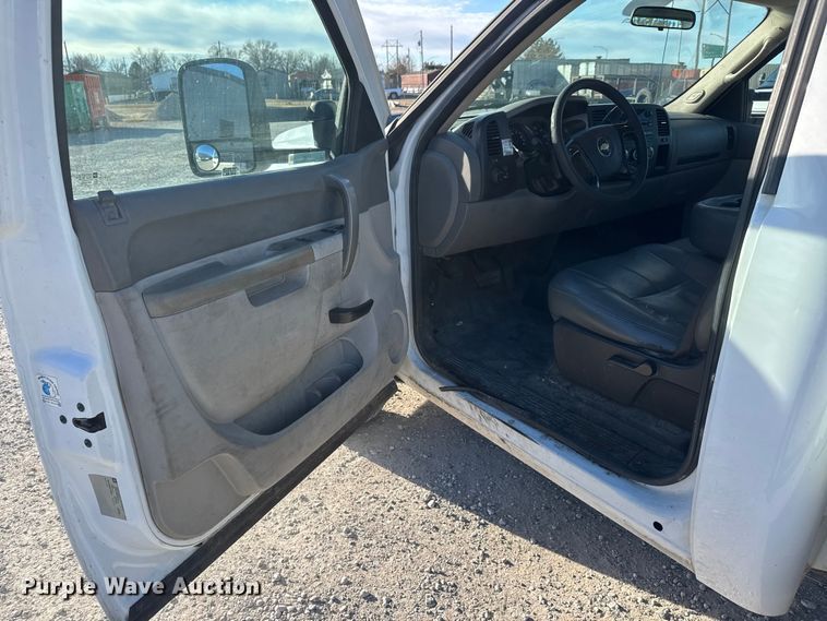 image for item ET4387 2010 Chevrolet Silverado 2500HD utility bed pickup truck