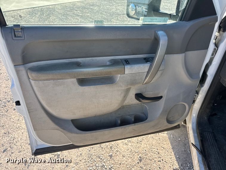 image for item ET4387 2010 Chevrolet Silverado 2500HD utility bed pickup truck