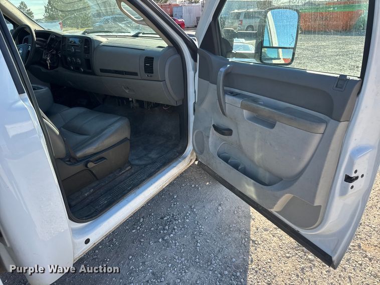 image for item ET4387 2010 Chevrolet Silverado 2500HD utility bed pickup truck