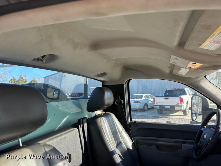 image for item ET4387 2010 Chevrolet Silverado 2500HD utility bed pickup truck