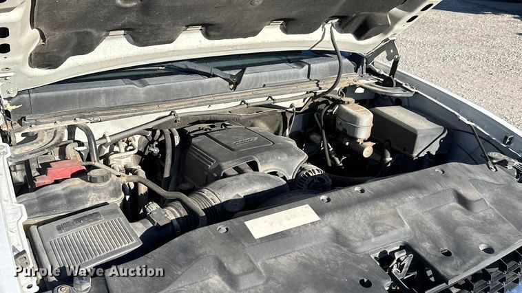 image for item ET4387 2010 Chevrolet Silverado 2500HD utility bed pickup truck