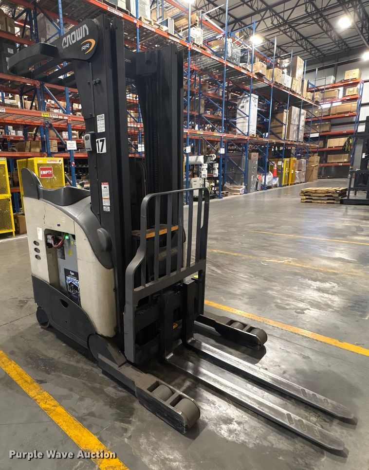 image for item ET8634 2015 Crown RR5725-35 reach truck