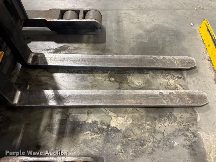 image for item ET8634 2015 Crown RR5725-35 reach truck