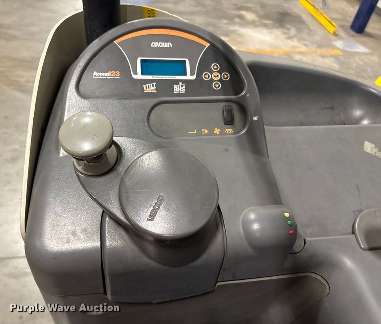 image for item ET8634 2015 Crown RR5725-35 reach truck