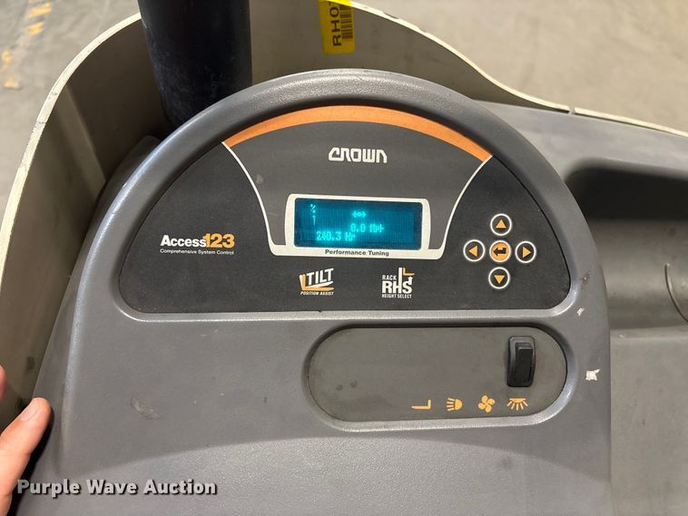 image for item ET8634 2015 Crown RR5725-35 reach truck