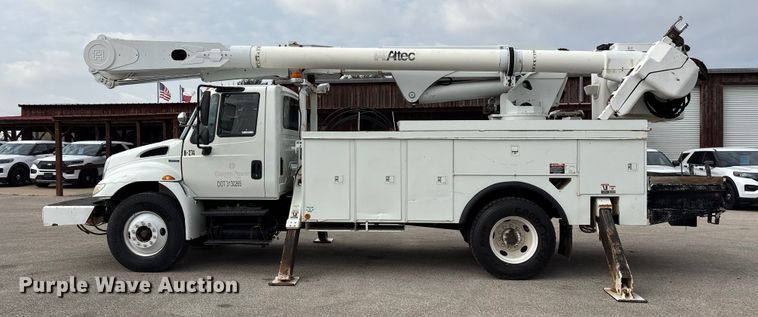 image for item EU7137 2008 International DuraStar 4300 bucket truck