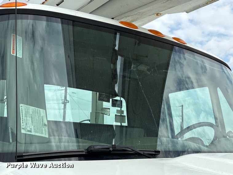 image for item EU7137 2008 International DuraStar 4300 bucket truck