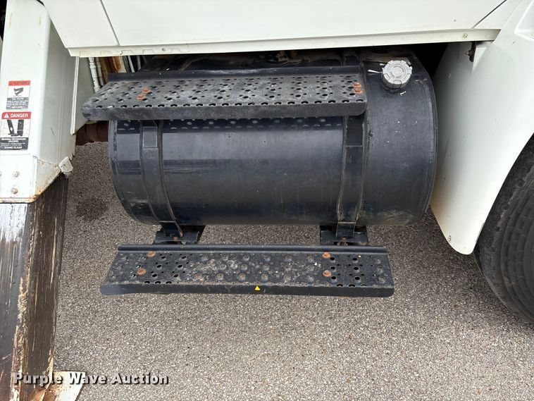 image for item EU7137 2008 International DuraStar 4300 bucket truck