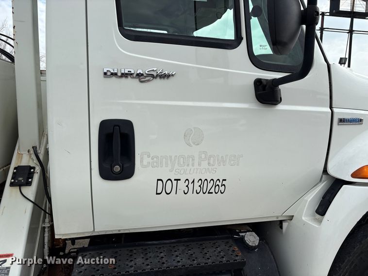 image for item EU7137 2008 International DuraStar 4300 bucket truck