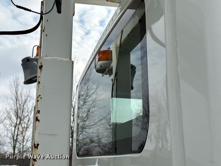 image for item EU7137 2008 International DuraStar 4300 bucket truck