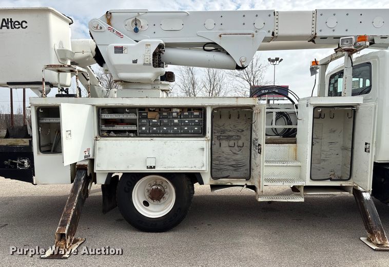 image for item EU7137 2008 International DuraStar 4300 bucket truck