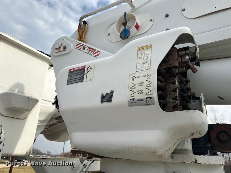 image for item EU7137 2008 International DuraStar 4300 bucket truck