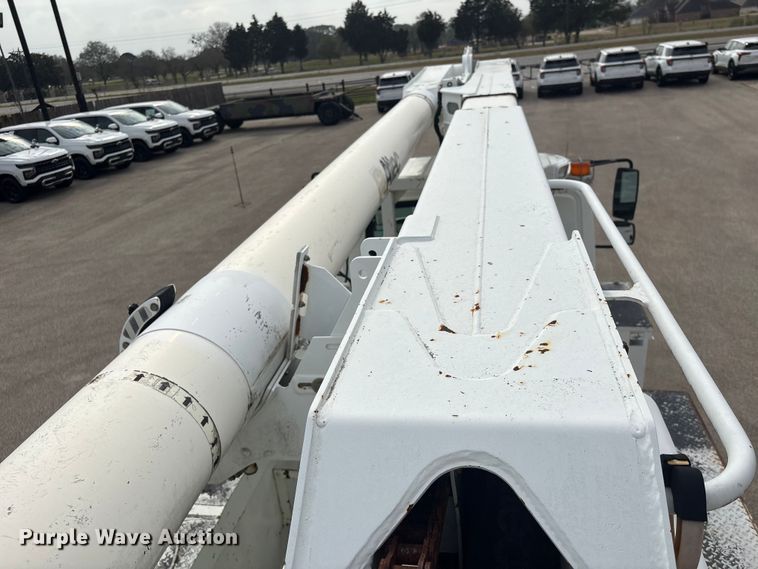 image for item EU7137 2008 International DuraStar 4300 bucket truck