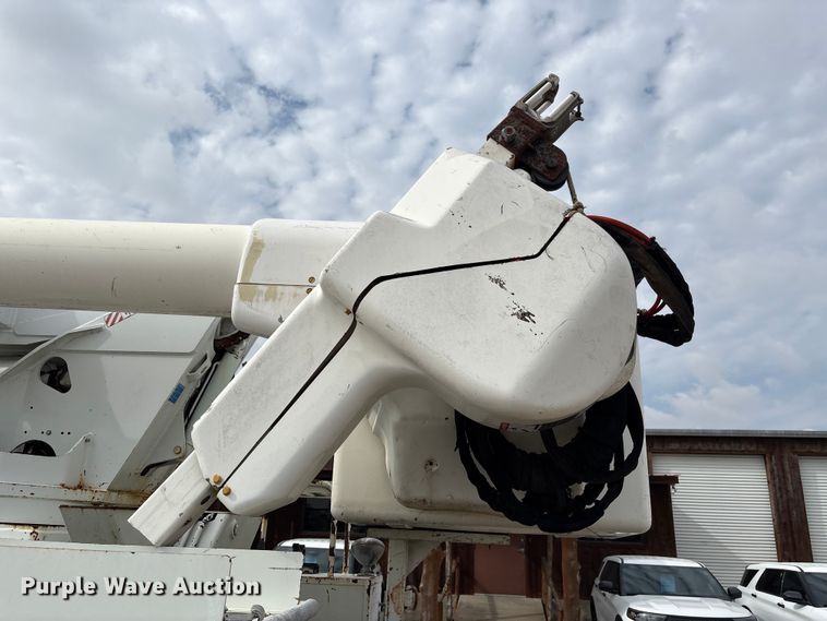 image for item EU7137 2008 International DuraStar 4300 bucket truck