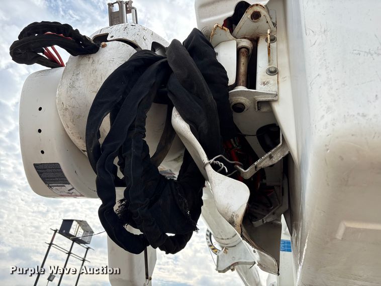 image for item EU7137 2008 International DuraStar 4300 bucket truck