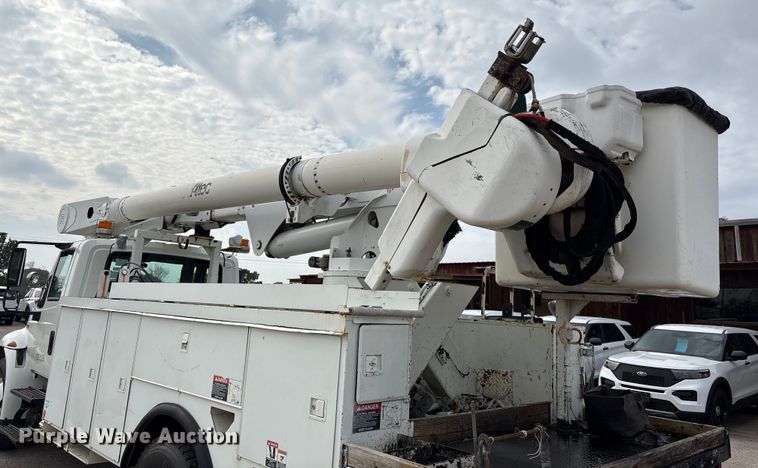 image for item EU7137 2008 International DuraStar 4300 bucket truck