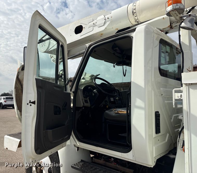 image for item EU7137 2008 International DuraStar 4300 bucket truck