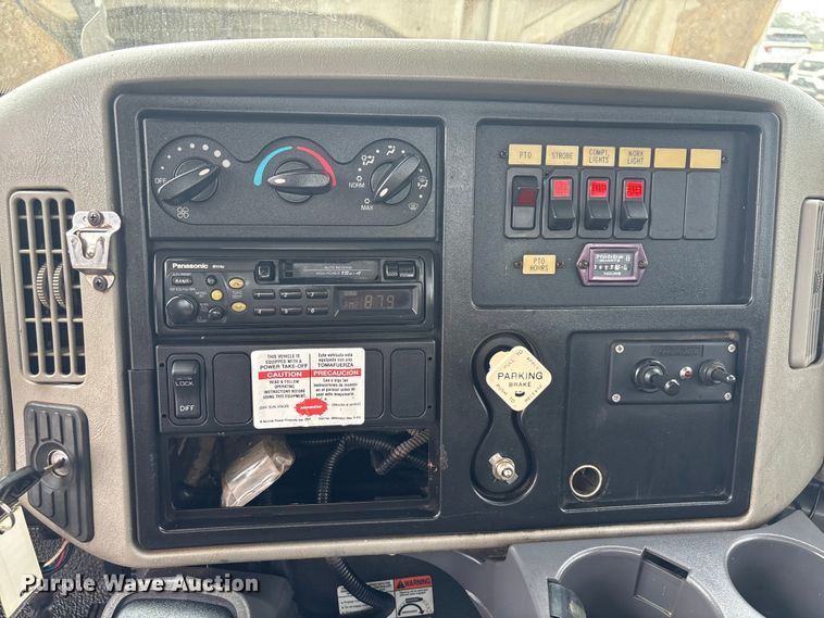 image for item EU7137 2008 International DuraStar 4300 bucket truck