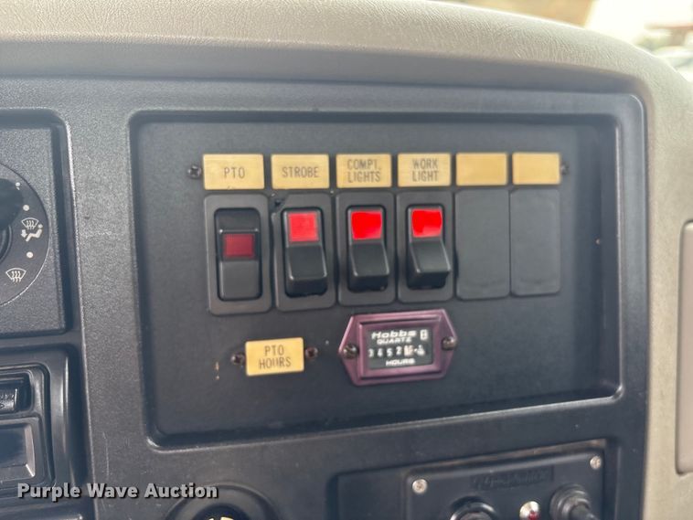 image for item EU7137 2008 International DuraStar 4300 bucket truck