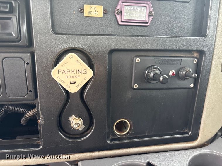 image for item EU7137 2008 International DuraStar 4300 bucket truck