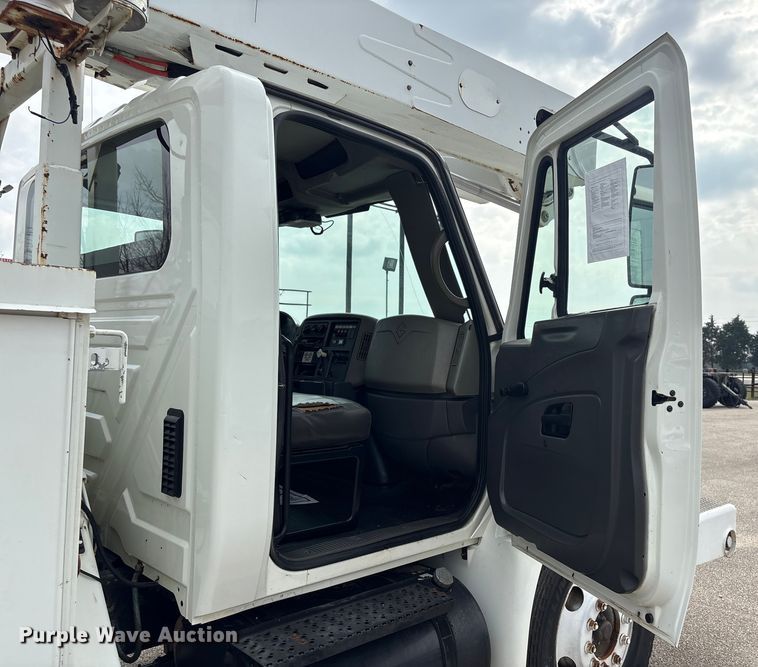 image for item EU7137 2008 International DuraStar 4300 bucket truck