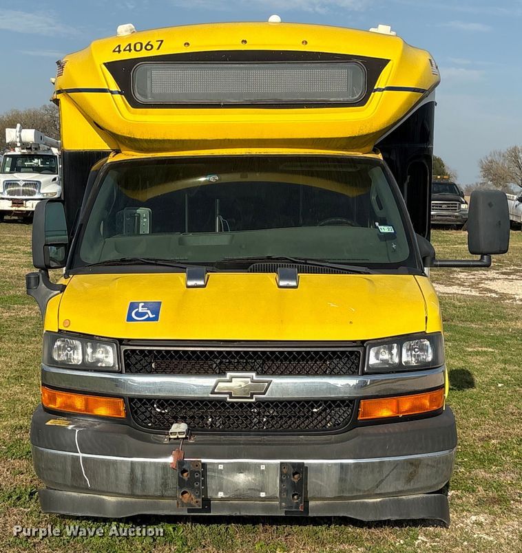 image for item EU7144 2017 Chevrolet Express G4500 shuttle bus