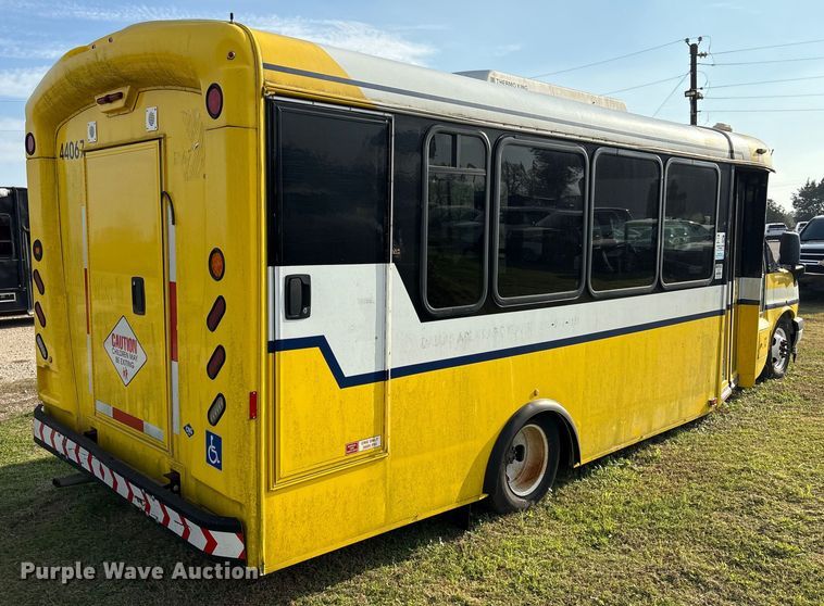 image for item EU7144 2017 Chevrolet Express G4500 shuttle bus