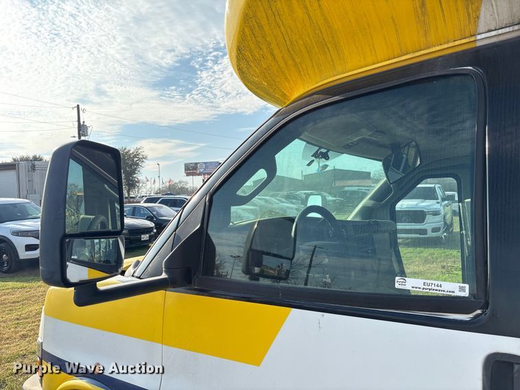 image for item EU7144 2017 Chevrolet Express G4500 shuttle bus