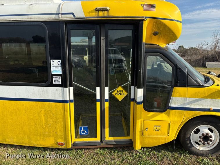 image for item EU7144 2017 Chevrolet Express G4500 shuttle bus