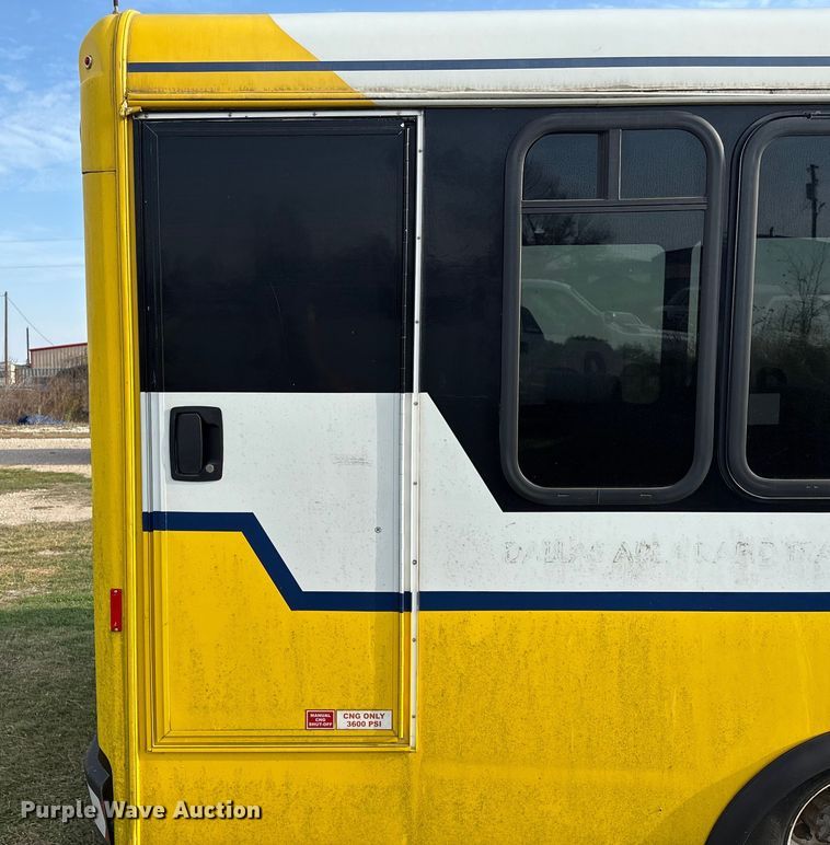 image for item EU7144 2017 Chevrolet Express G4500 shuttle bus