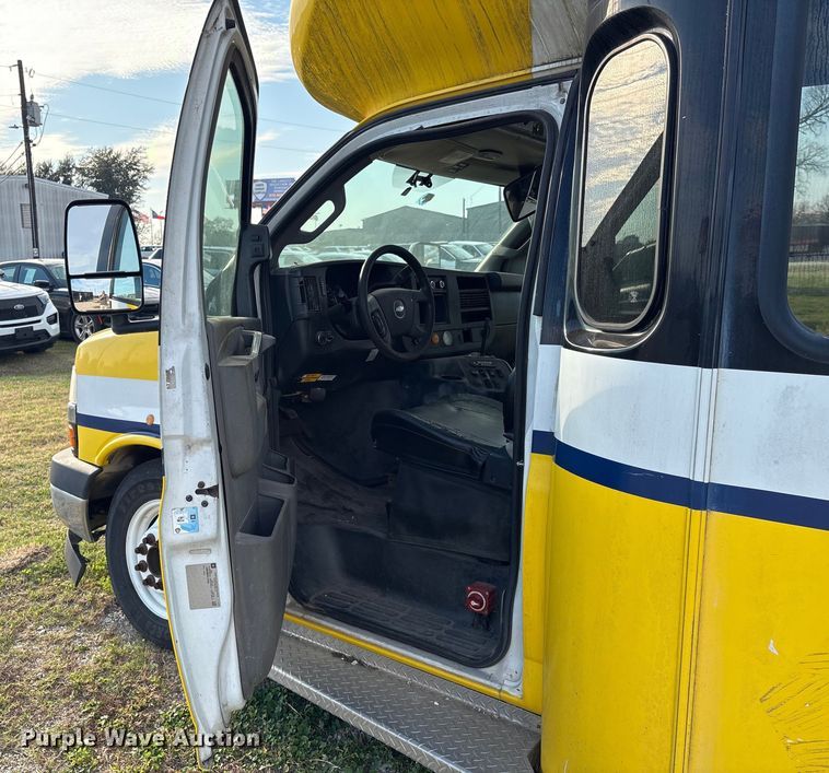 image for item EU7144 2017 Chevrolet Express G4500 shuttle bus