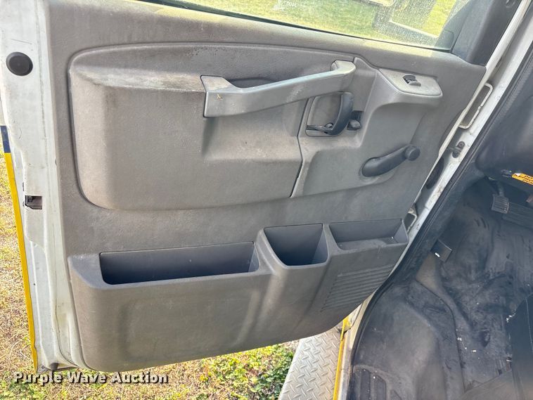 image for item EU7144 2017 Chevrolet Express G4500 shuttle bus