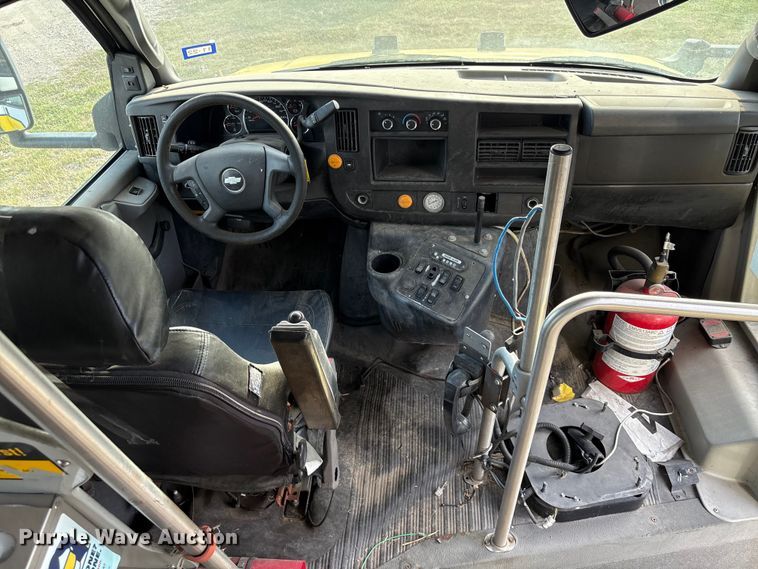 image for item EU7144 2017 Chevrolet Express G4500 shuttle bus