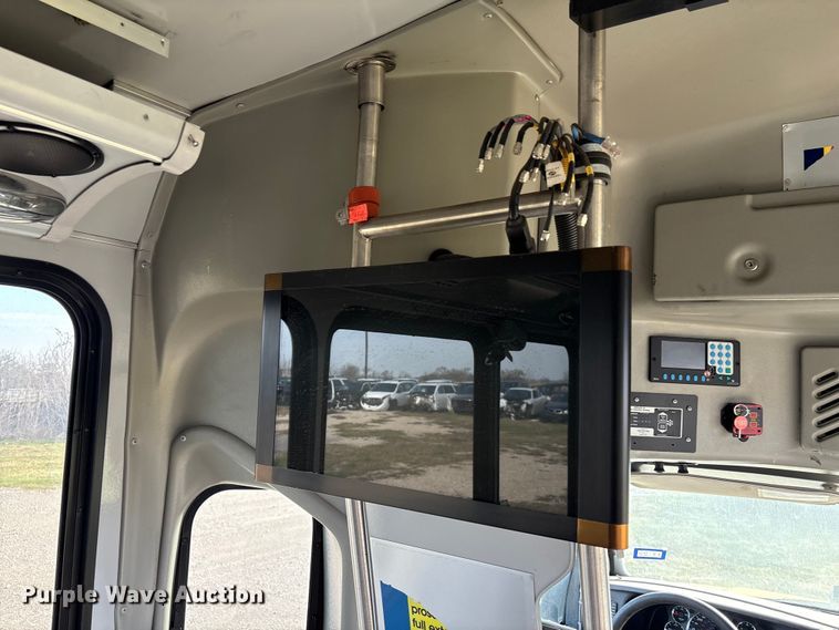 image for item EU7144 2017 Chevrolet Express G4500 shuttle bus