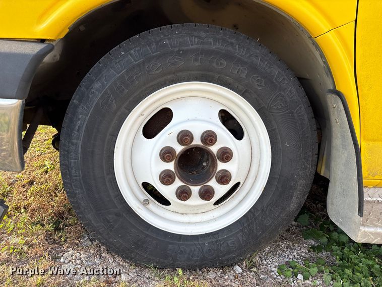 image for item EU7144 2017 Chevrolet Express G4500 shuttle bus