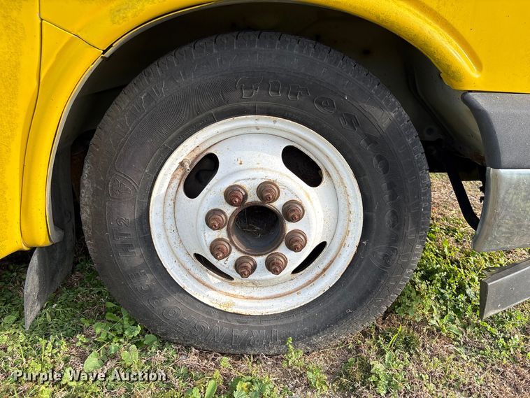 image for item EU7144 2017 Chevrolet Express G4500 shuttle bus