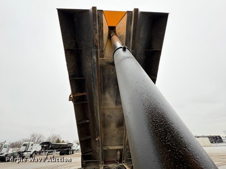 image for item EU8575 2005 Kenworth T800 dump truck