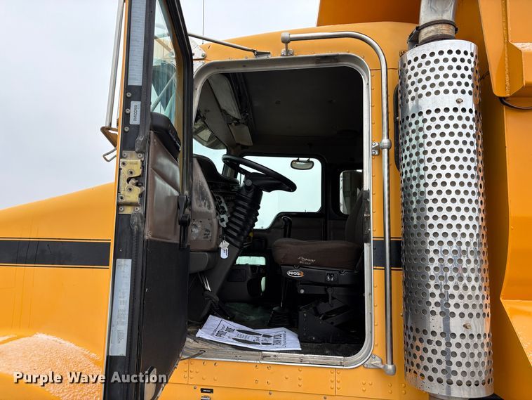 image for item EU8575 2005 Kenworth T800 dump truck