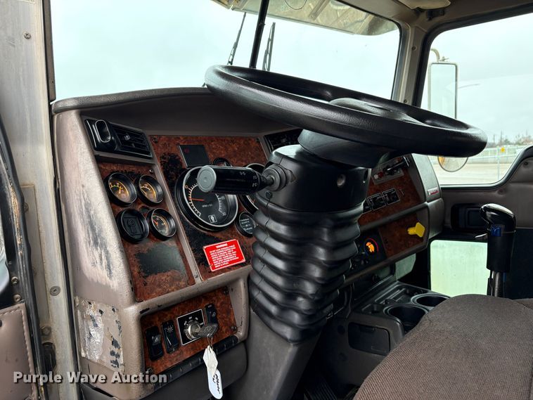 image for item EU8575 2005 Kenworth T800 dump truck