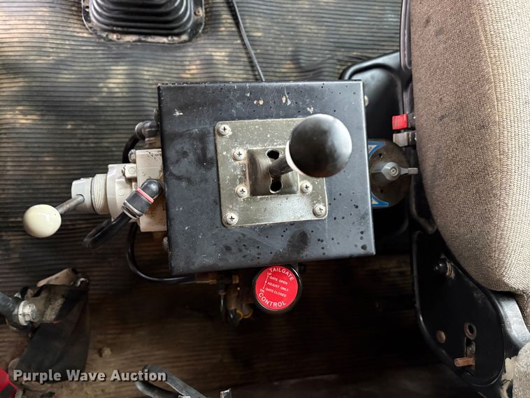 image for item EU8575 2005 Kenworth T800 dump truck