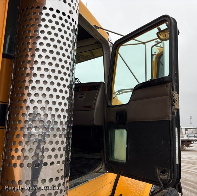 image for item EU8575 2005 Kenworth T800 dump truck