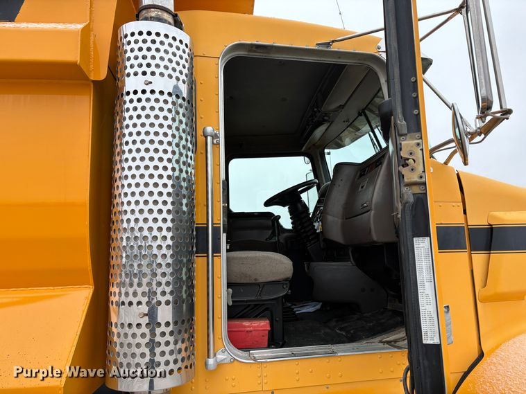 image for item EU8575 2005 Kenworth T800 dump truck