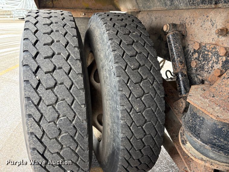 image for item EU8575 2005 Kenworth T800 dump truck