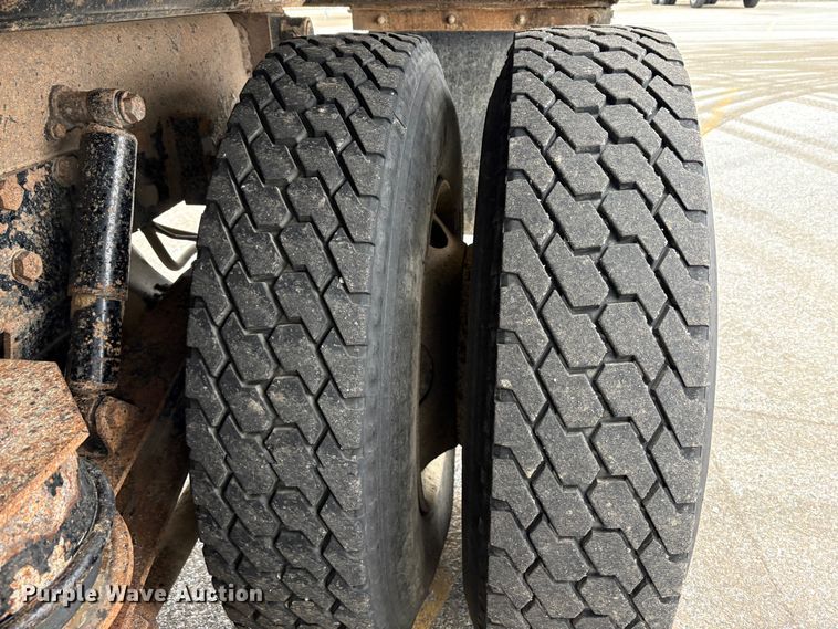 image for item EU8575 2005 Kenworth T800 dump truck