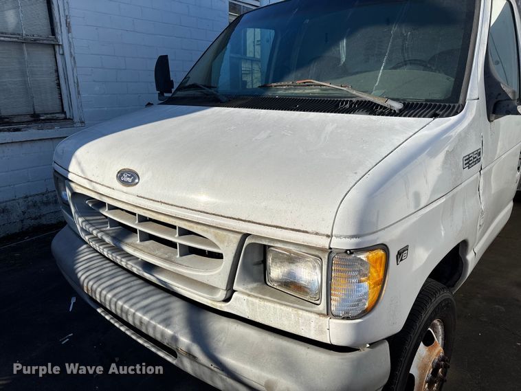 image for item EV3306 1999 Ford E350 box truck