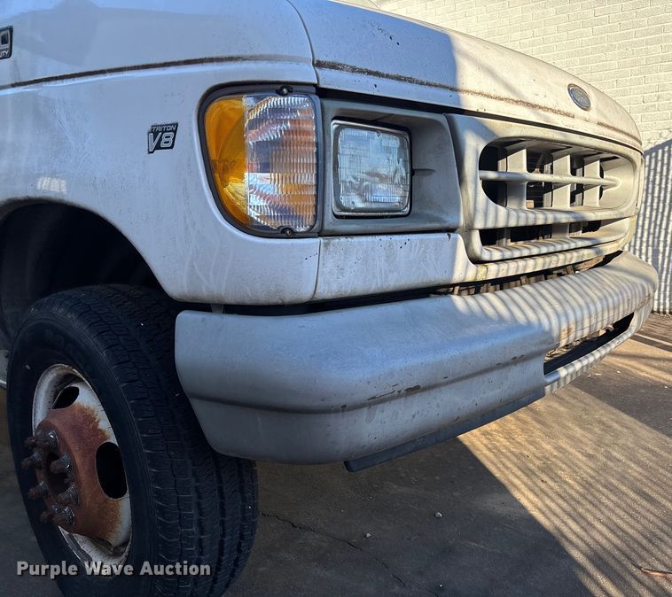image for item EV3306 1999 Ford E350 box truck