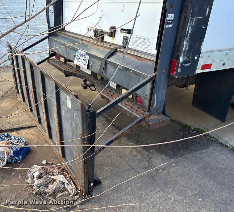 image for item EV3306 1999 Ford E350 box truck